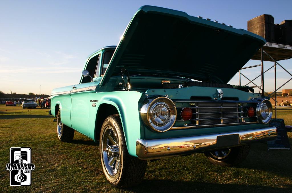 So here's Mike and Luz Wilson's 1965 Dodge D200.