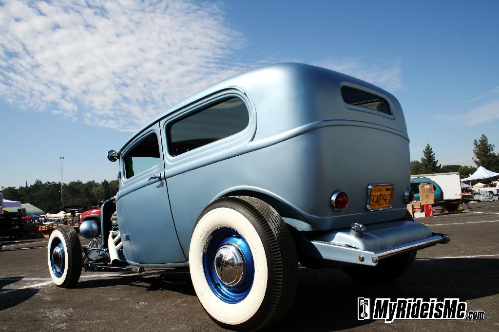 Too bitch’n Hot Rod Sedan - blue in the blue sky: LA Roadster Show
