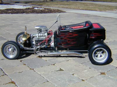 Stinger 609 miniature V8 Supercharged engine in 1/4 scale T-bucket
